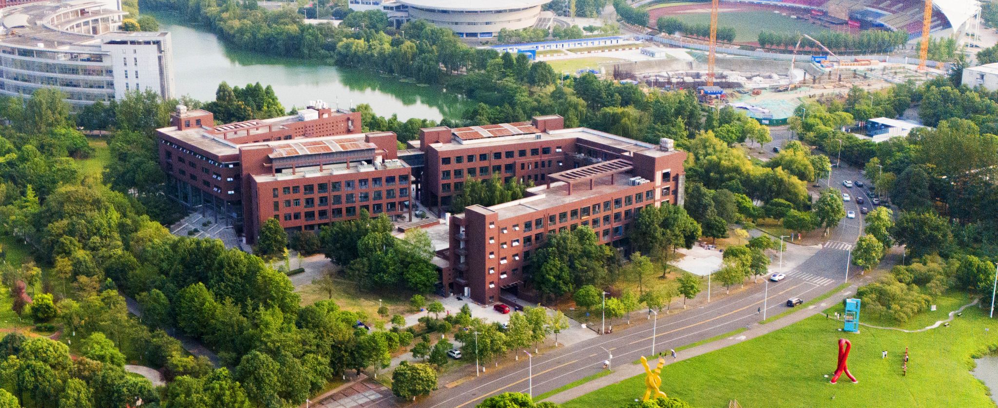 学校余敏明书记，闫学东校长与张永和教授走访成人网站
